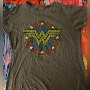 Sz large Wonder Woman tshirt